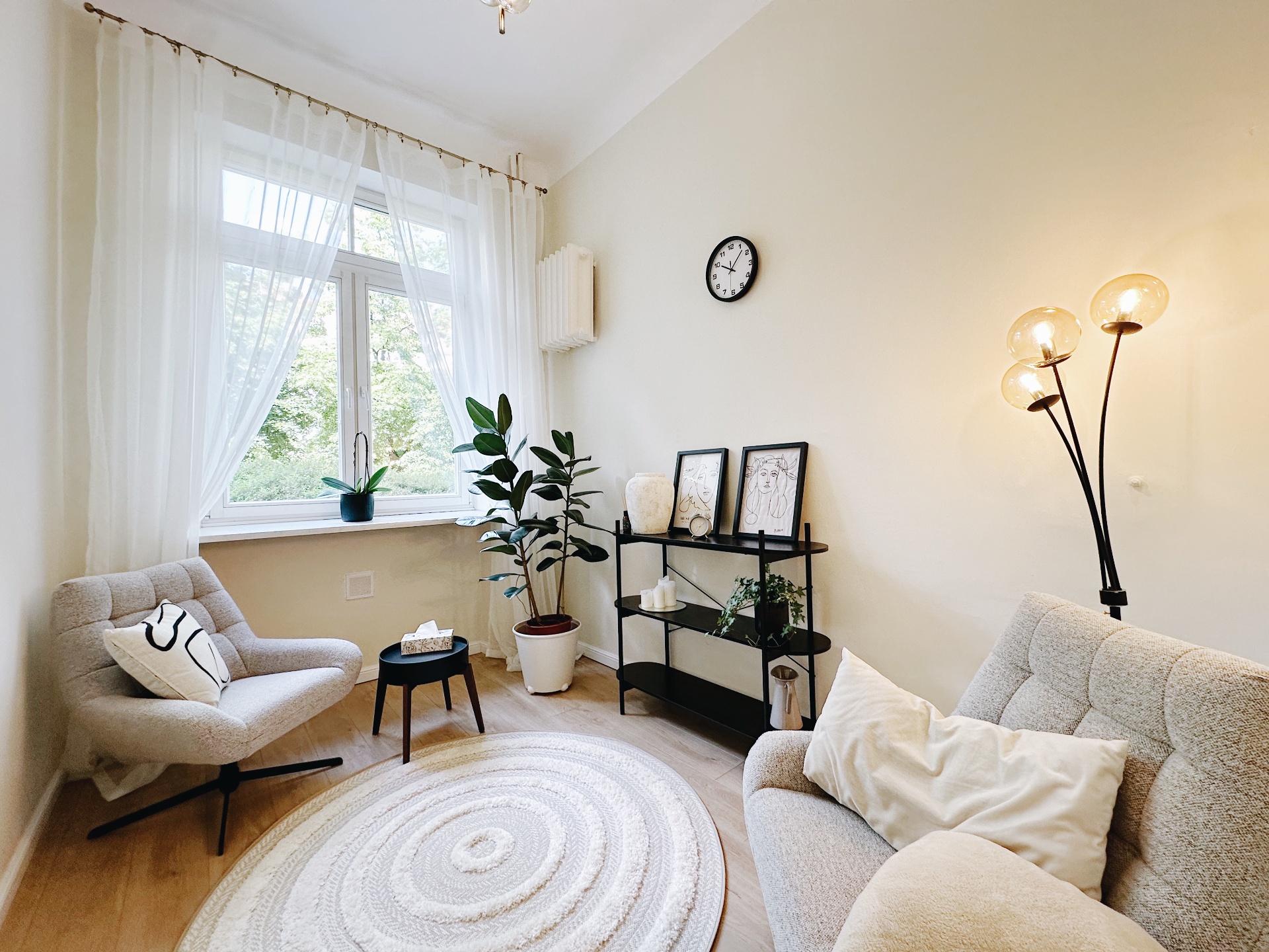 Liberté office - a nook with an armchair, window and natural light