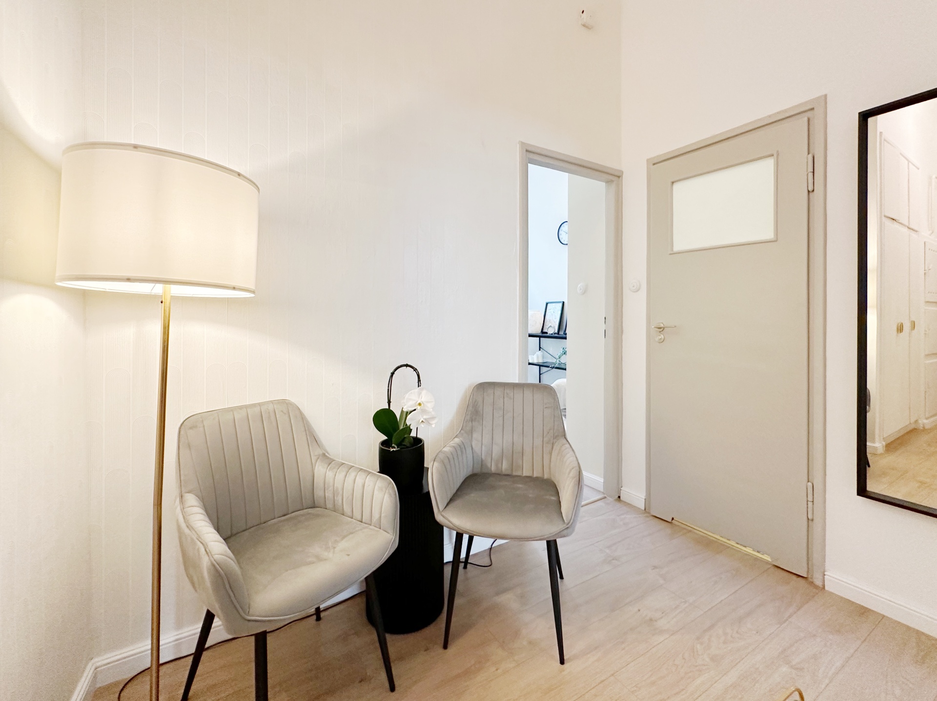 Liberté waiting room - two armchairs and a floor lamp