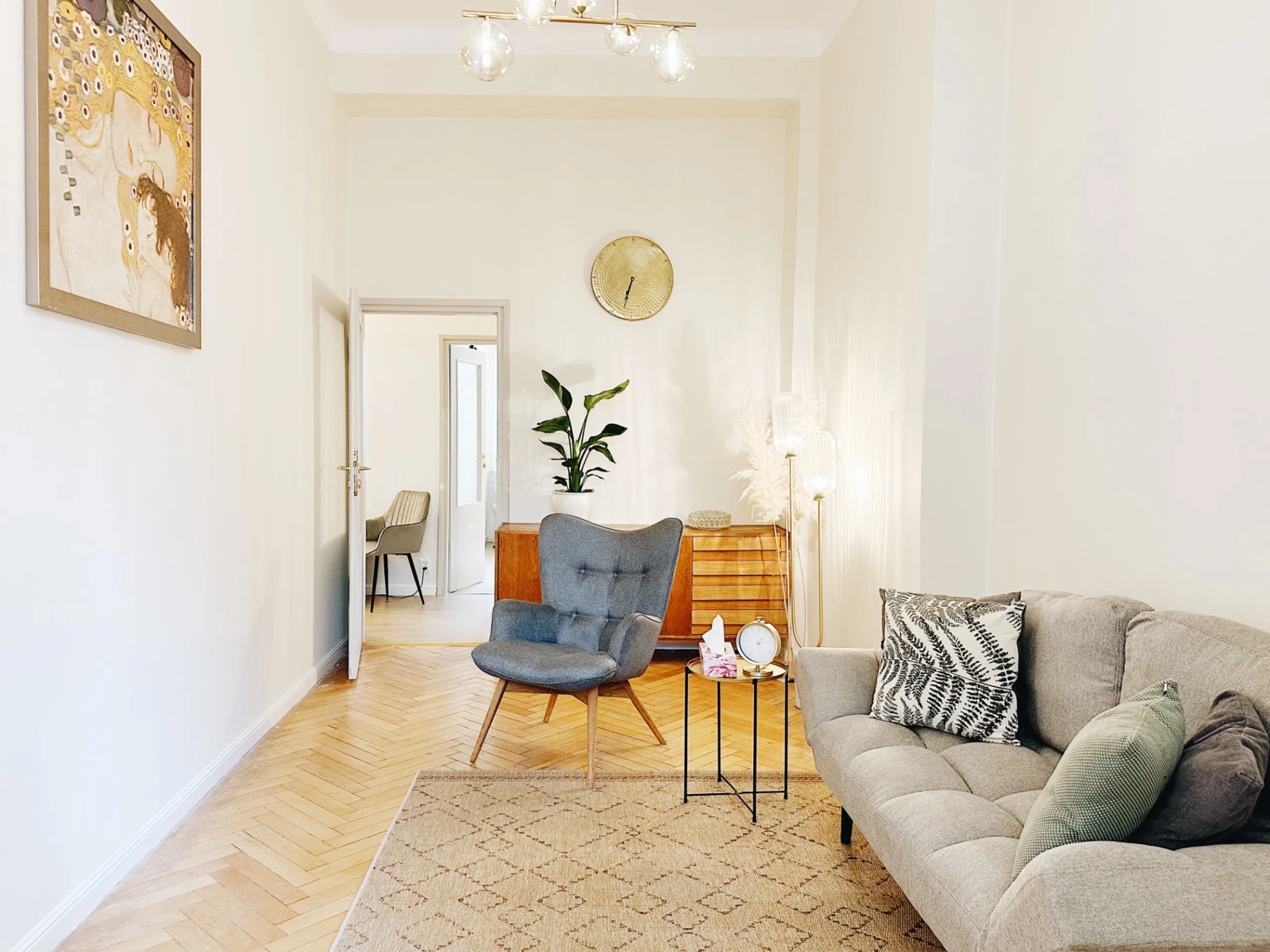 Liberté therapy office with an armchair and sofa in central Warsaw, near Plac Zbawiciela