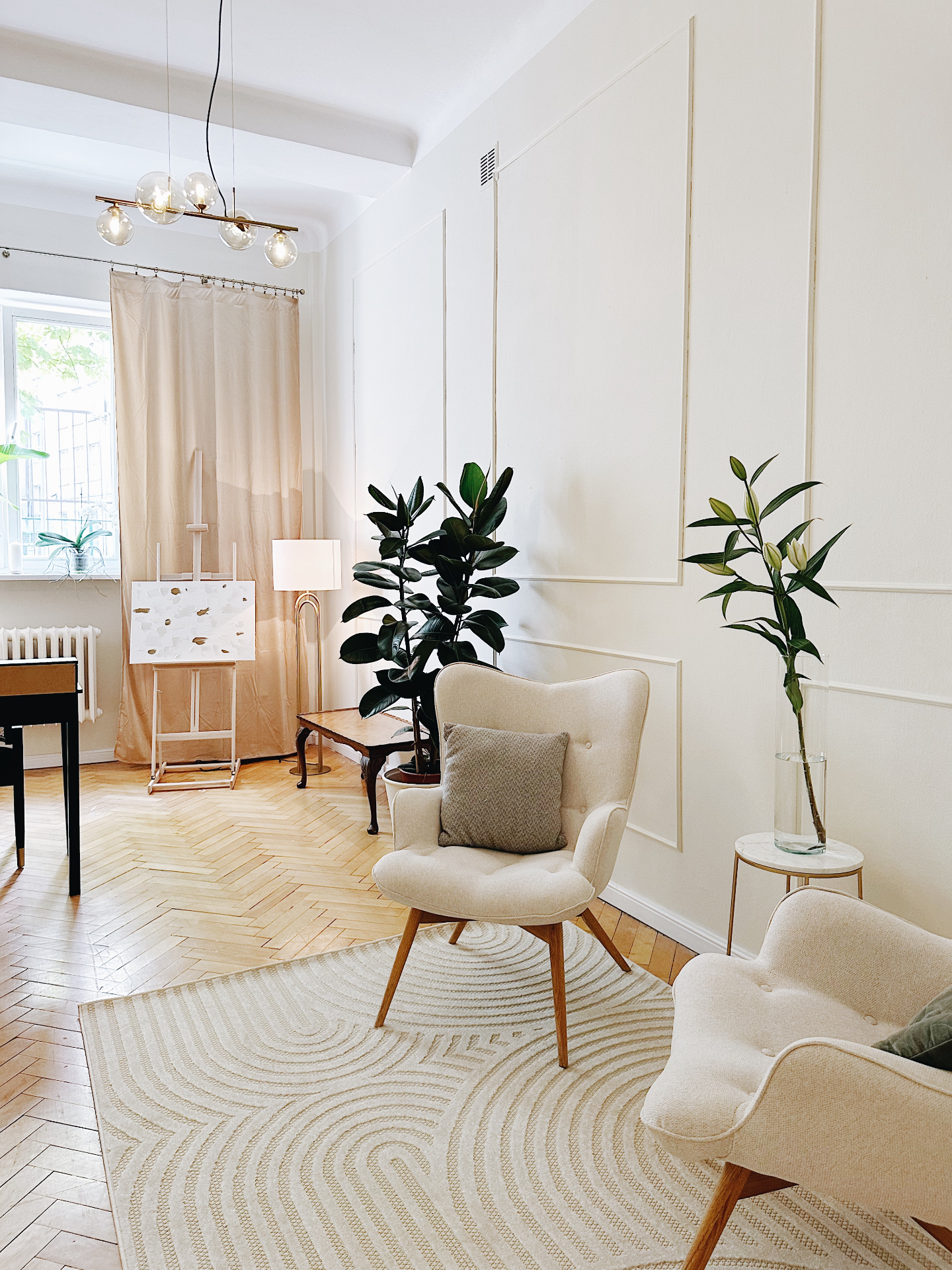 Liberté office - two armchairs, an easel and decorative wall molding