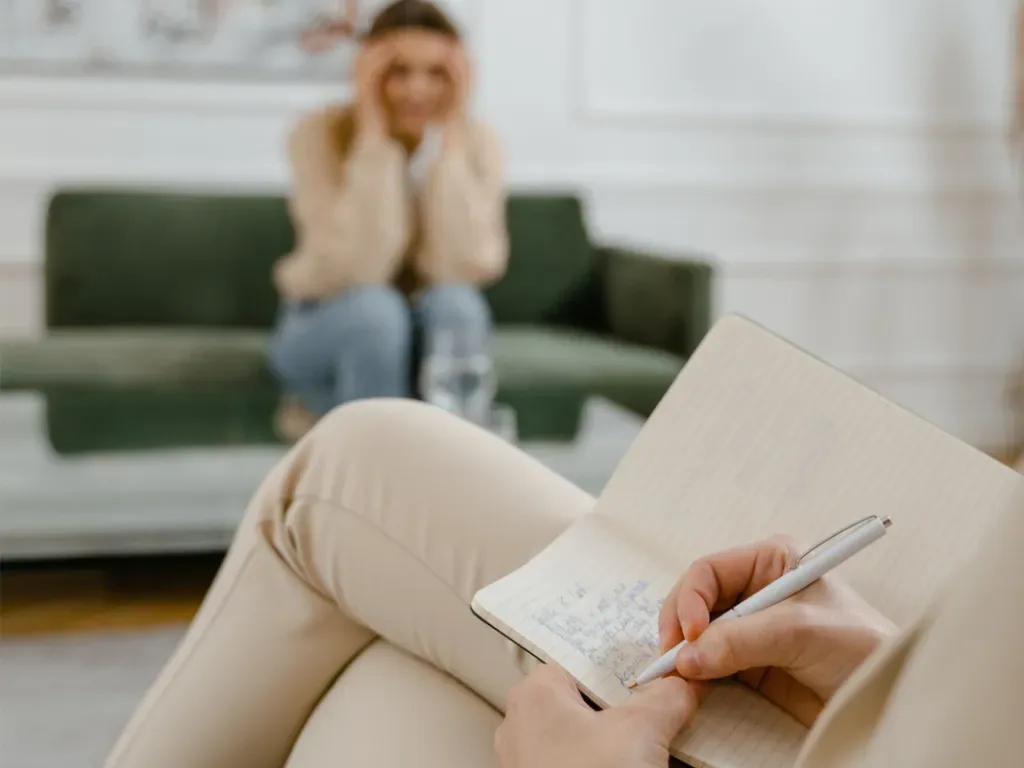 Do kogo udać się w kryzysie? Czym różni się psychoterapeuta, psychiatra i psycholog?